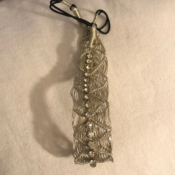 💎 Amazing jeweled headband. Amazing gold wire detail for ultimate Queen vibes. - Picture 6 of 16